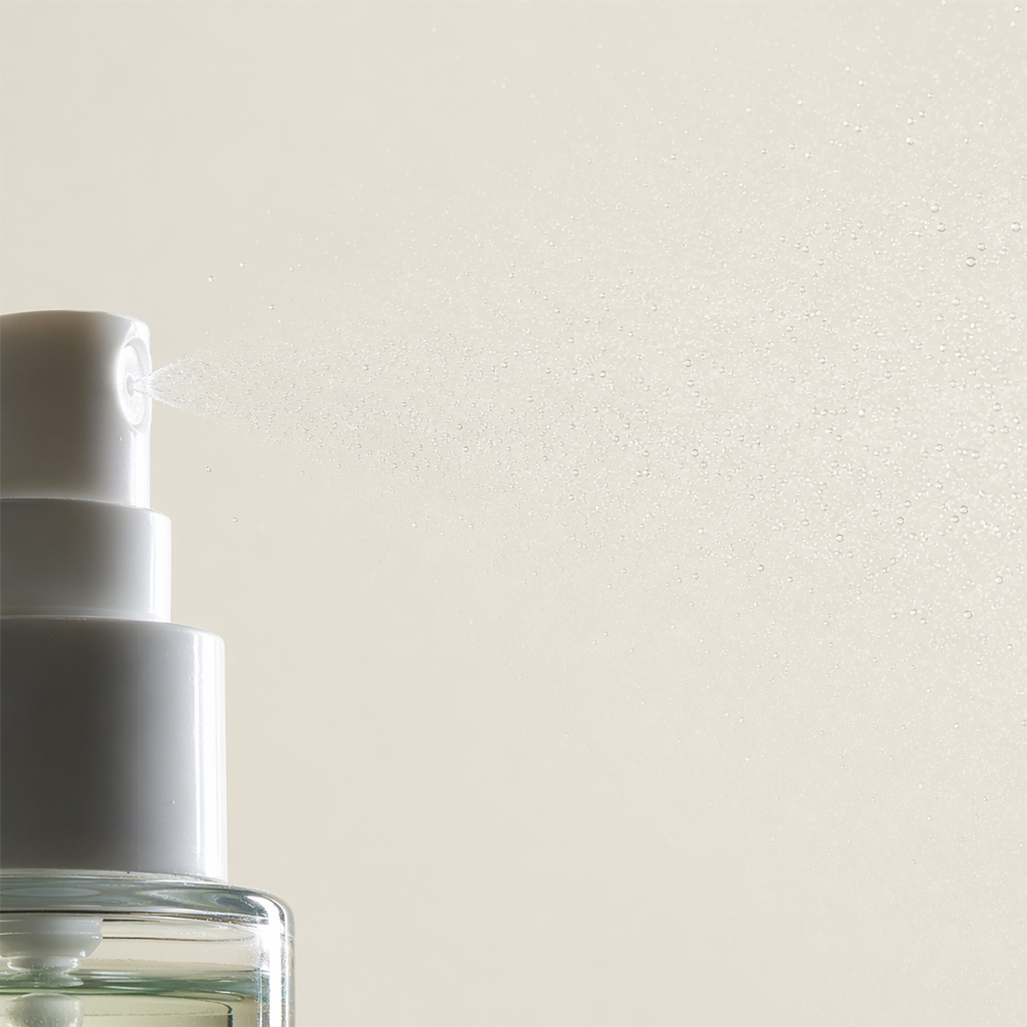 Bruma bBeauty Makeup Fixer — névoa hidratante do pump em close macro