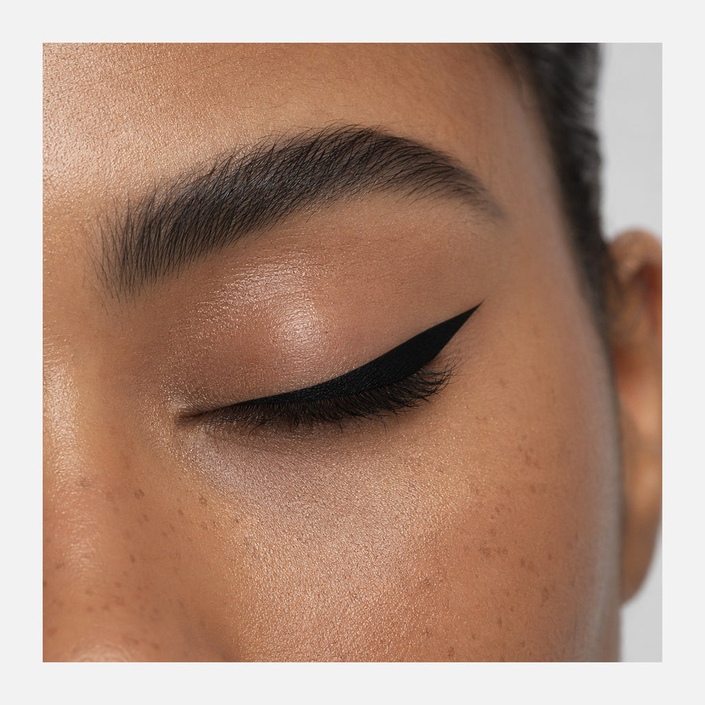BlackLine Eyeliner Gel — aplicado no olho